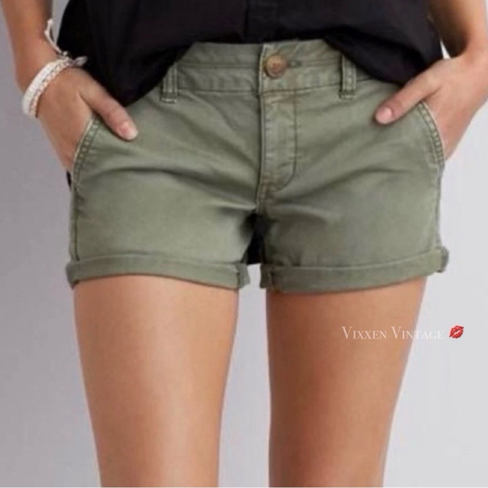 VINTAGE Y2K AEO DISTRESSED LOW RISE KHAKI ‘MIDI’ SHORTS IN OLIVE